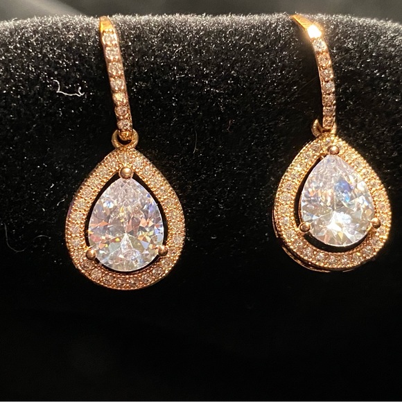 Rose gold tear drop earrings with crystals - Picture 2 of 2